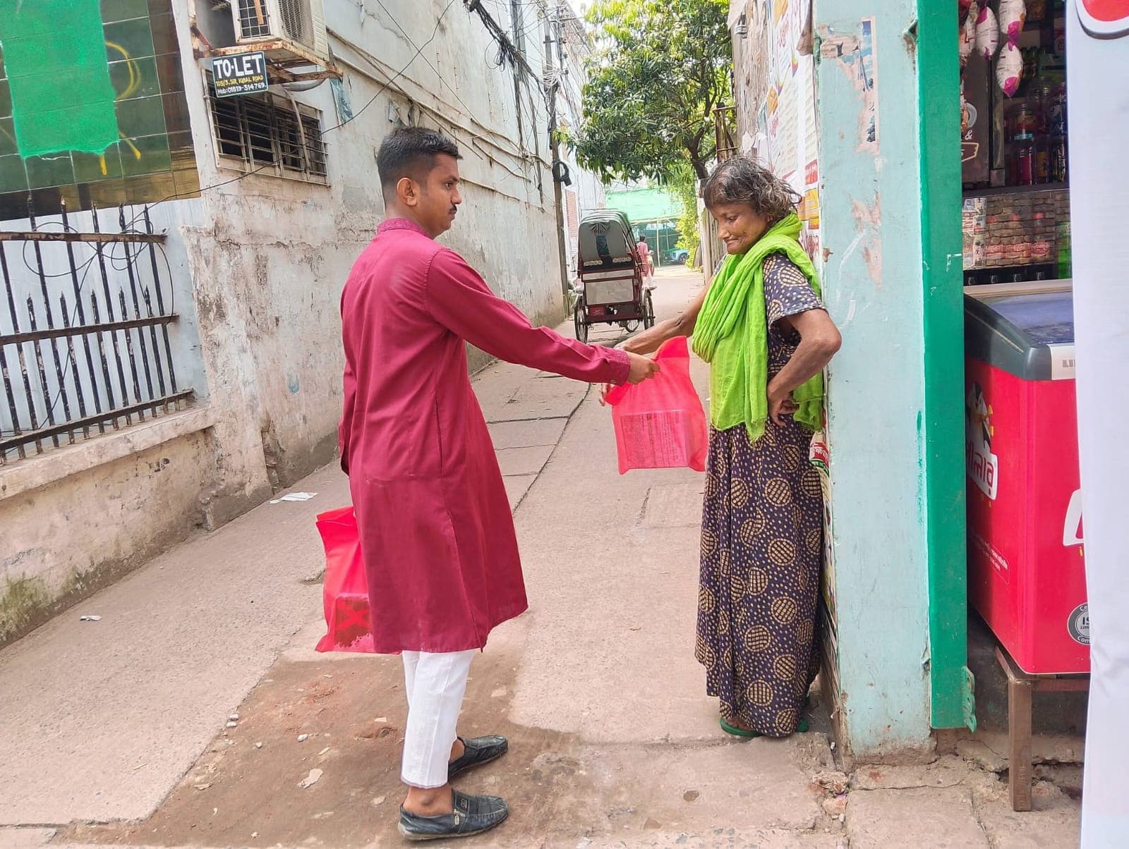 খুলনায় জাতীয় যুবশক্তির উদ্যোগে দুস্থদের মাঝে খাবার বিতরণ