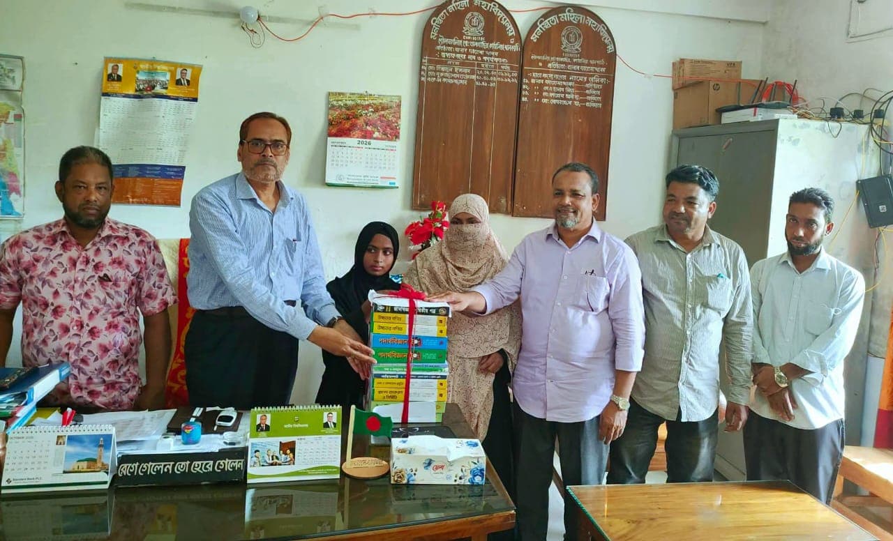 কাঁঠালিয়ায় এসএসসি–তে এ+ পাওয়া দুই মেধাবীকে বই উপহার