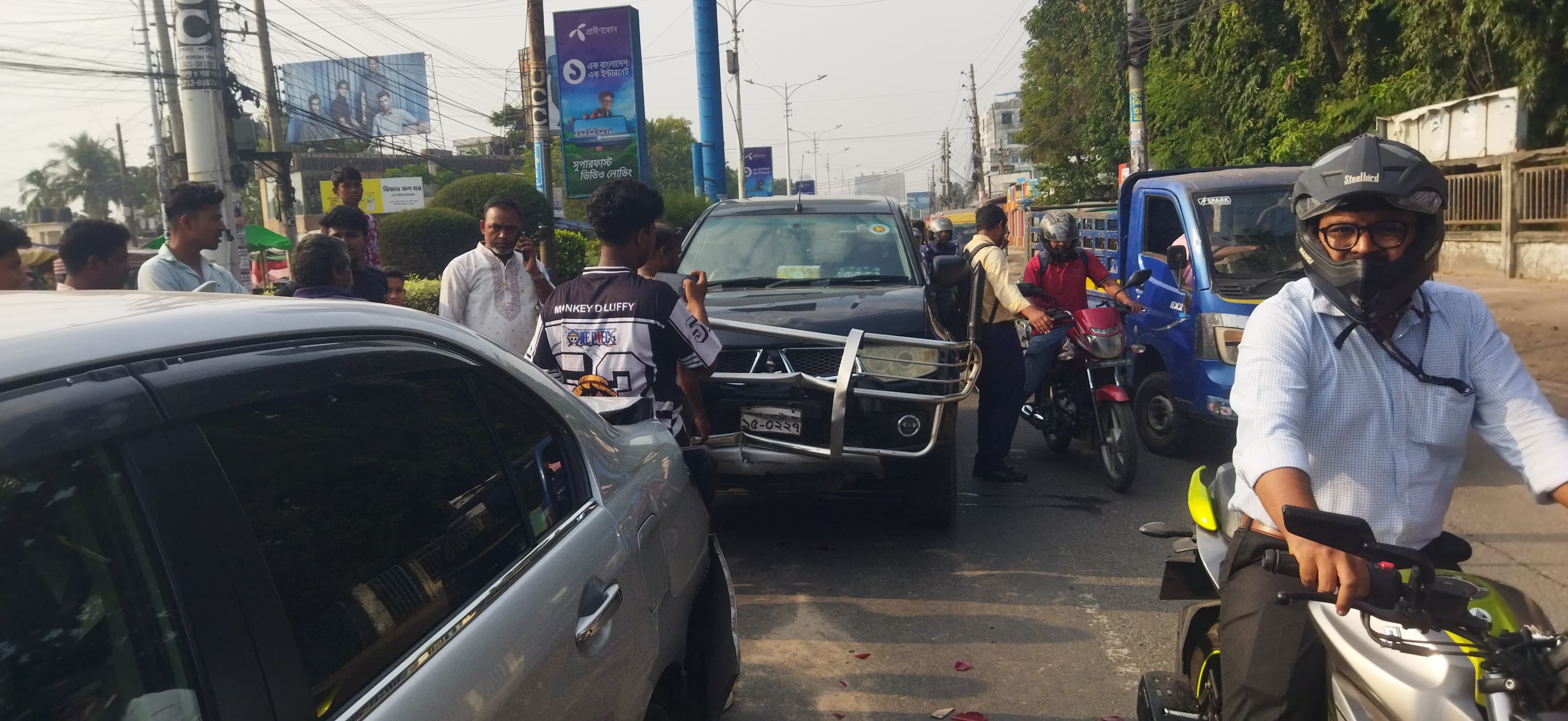 খুলনা নিউমার্কেটের সামনে দুই গাড়ির সংঘর্ষ, অল্পের জন্য রক্ষা পেলেন আরোহীরা