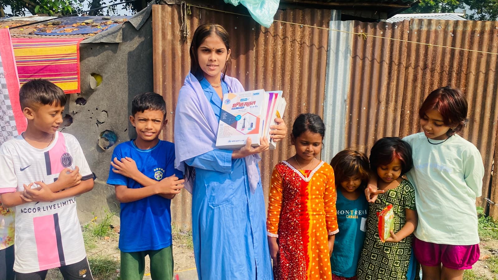 ১০ মাস পর নতুন সহায়ক গাইড বই পেয়ে হাসি ফুটল শিক্ষার্থী বেলা রানীর মুখে