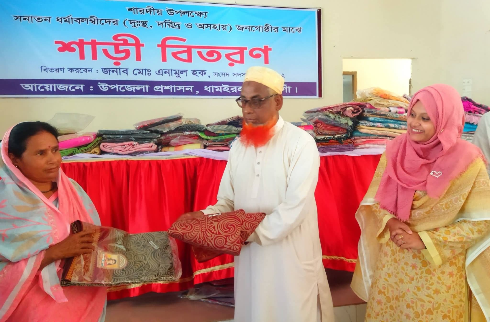 ধামইরহাটে দুর্গাপূজা উপলক্ষে গরিব সনাতন ধর্মাবলম্বীদের মাঝে শাড়ি বিতরণ