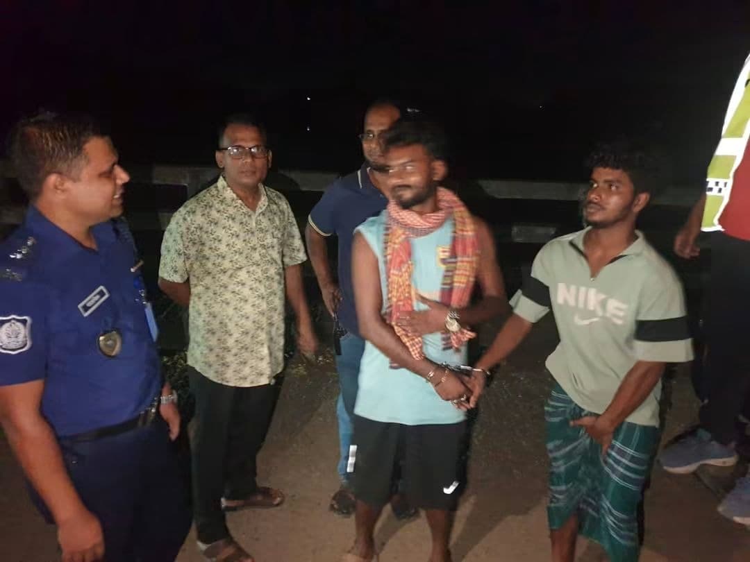 রায়পুরায় কোমরে গোঁজা বিদেশি পিস্তলসহ ধরা পড়ল দুই যুবক, এলাকায় চাঞ্চল্য