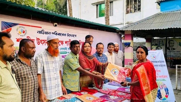 পূজার আনন্দ ভাগ করে নিতে খালিশপুরে শতাধিক মানুষের হাতে নতুন পোশাক