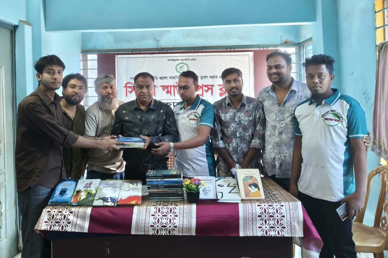 জ্ঞানের আলো ছড়াতে সিংড়ায় শিক্ষার্থীদের মহৎ উদ্যোগ, পাঠাগারে ৫০ বই উপহার