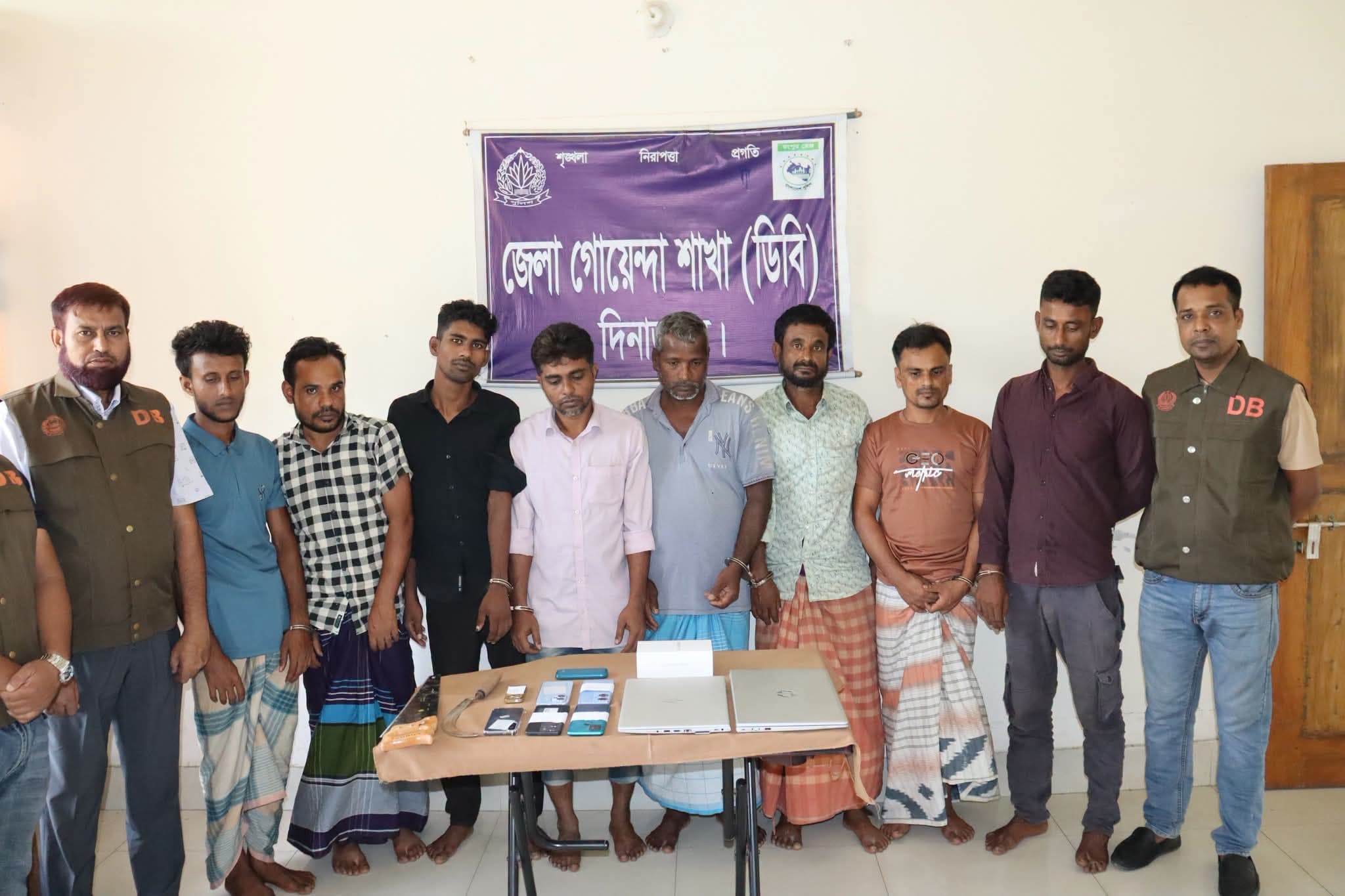 নবাবগঞ্জে ডাকাতির ঘটনায় ৮ জন গ্রেপ্তার, উদ্ধার লুণ্ঠিত মালামাল