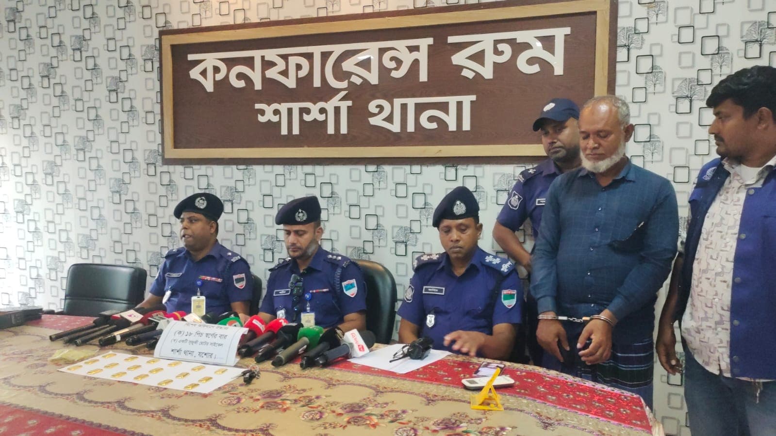 শার্শায় গোপন অভিযানে ১৮টি স্বর্ণের বারসহ ধরা পড়লেন আলাউদ্দিন