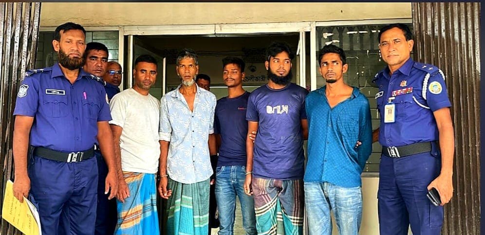 রাজাপুরে বিকাশ ব্যবসায়ীকে কুপিয়ে সাত ৭ লাখ টাকা ছিনতাই, আটক ৫