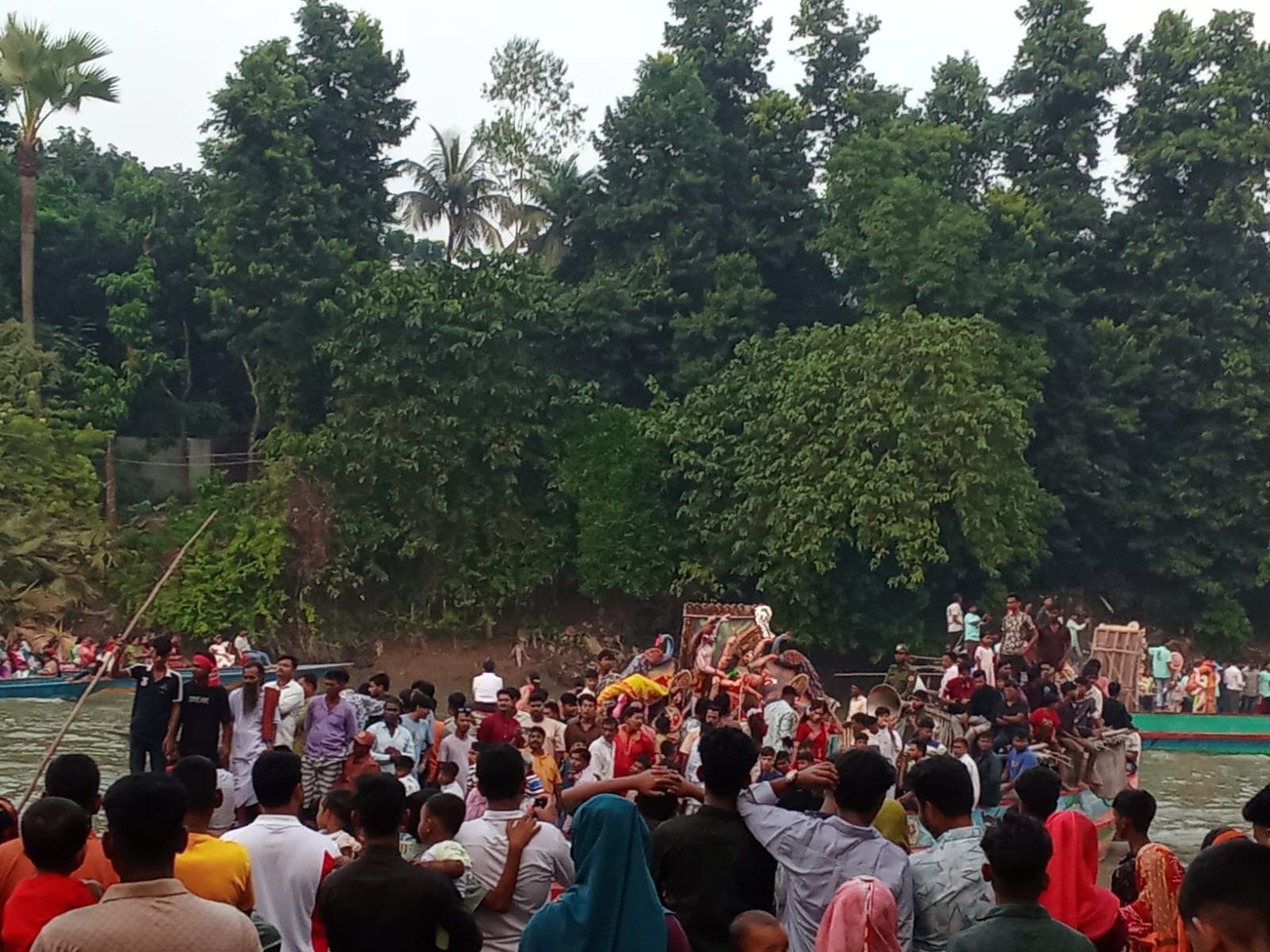 পাবনা জেলার ফরিদপুর উপজেলার বড়াল নদীতে আনন্দ ও উৎসবে প্রতিমা বিসর্জন