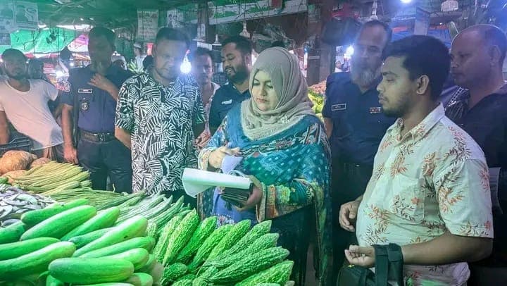 ফেনীতে মূল্যতালিকা না রাখায় ব্যবসায়ীকে জরিমানা, সব দোকানিকে কঠোর সতর্কবার্তা