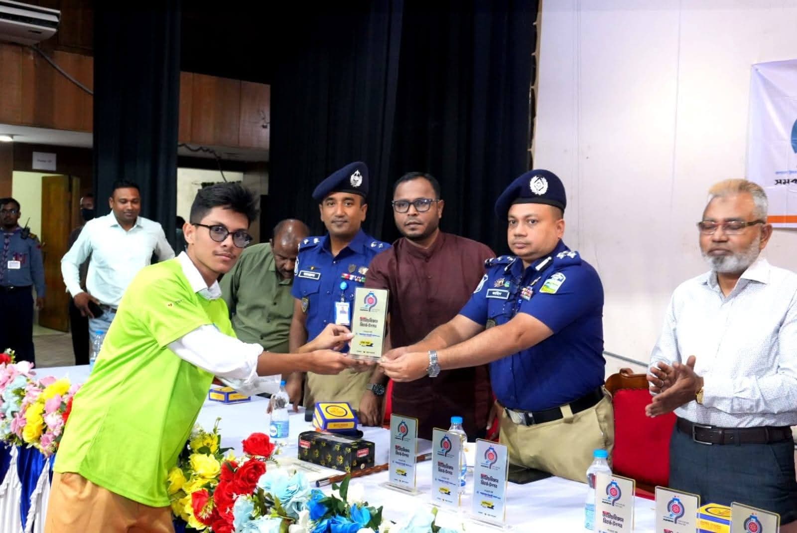 ময়মনসিংহ বিজ্ঞান বিতর্ক উৎসবে বিজয়ীদের হাতে পুরস্কার তুলে দিলেন রেঞ্জ ডিআইজি