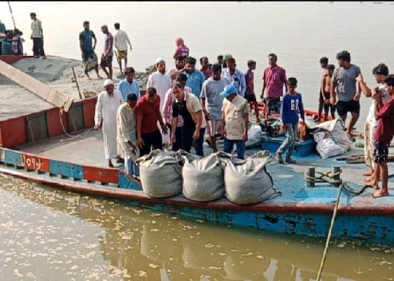 এমপি মান্নানের নির্দেশে ২৪ ঘণ্টায় নবীনগরে শুরু জিওব্যাগ ফেলা