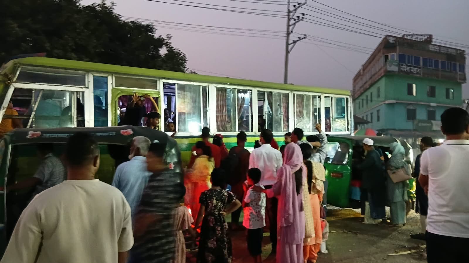 জীবিকার তাগিদে ঢাকায় ফিরতেই পকেটে টান, বাড়তি ভাড়ায় দিশেহারা সাধারণ যাত্রীরা