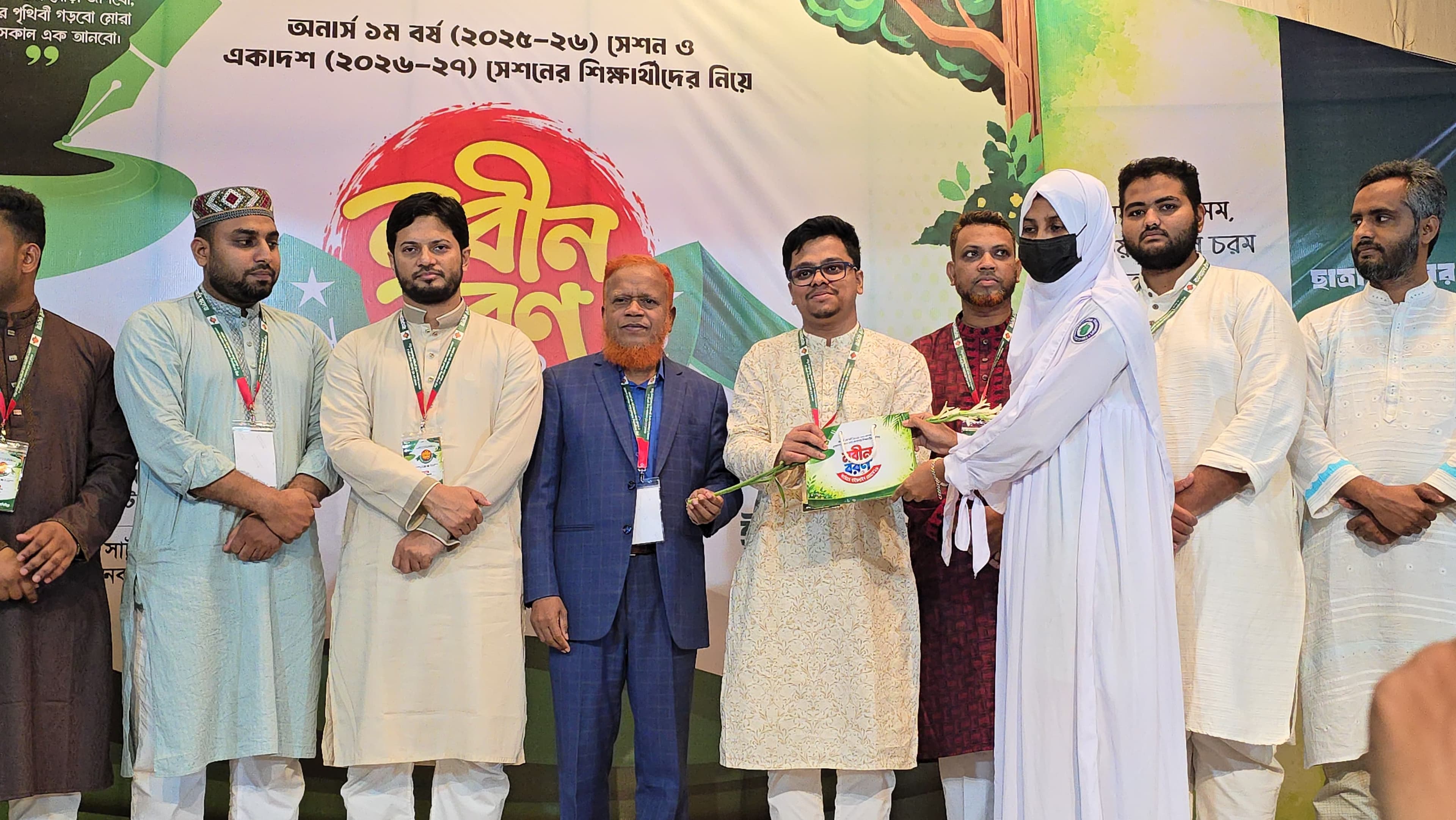 নবীনদের ফুলেল শুভেচ্ছায় বরণ, উজ্জ্বল ভবিষ্যতের স্বপ্নে ভাসল চাঁপাইনবাবগঞ্জ