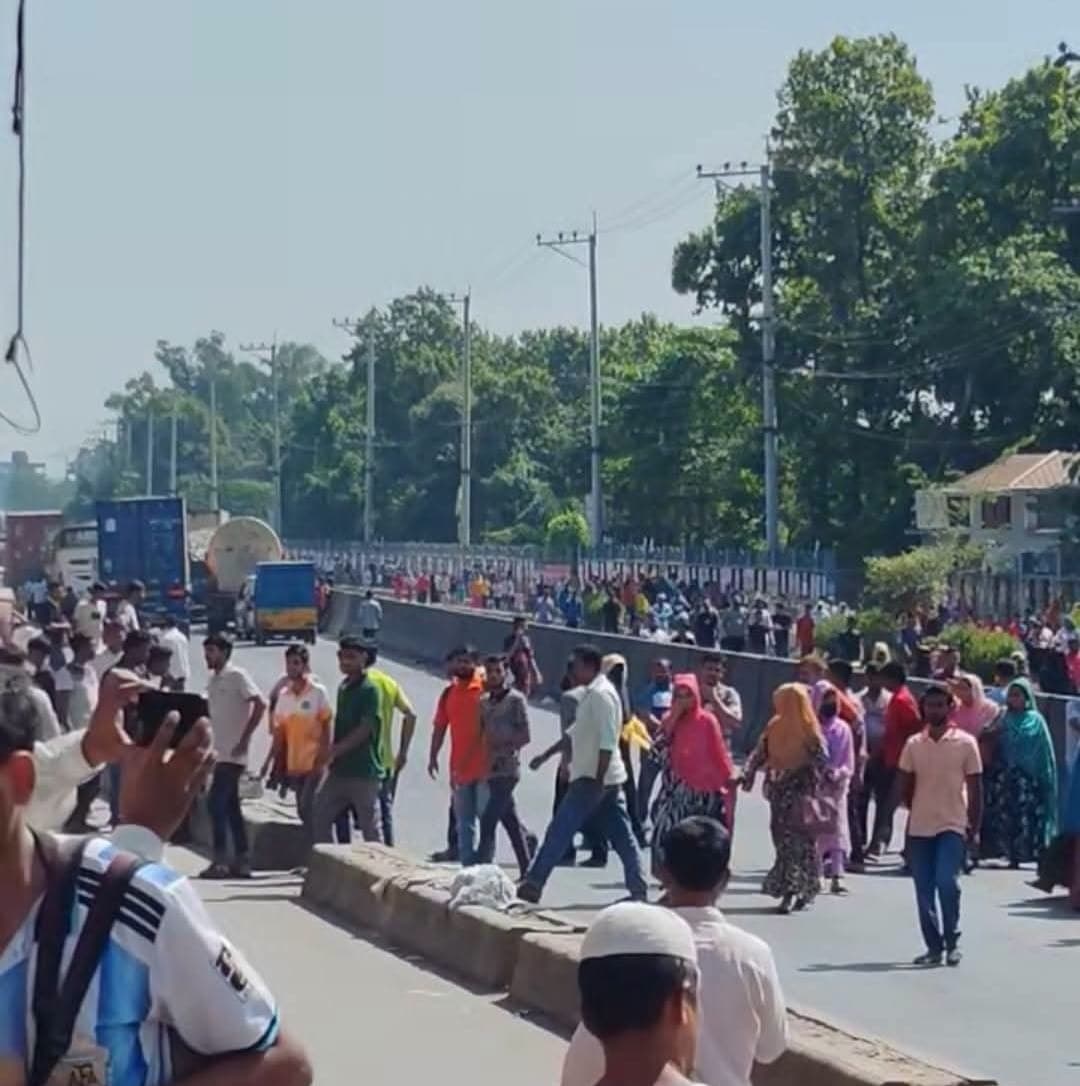 কালিয়াকৈরে বেতন ভাতা ও বোনাস বৃদ্ধির দাবিতে মহাসড়ক অবরোধ, কারখানায় ভাঙচুর
