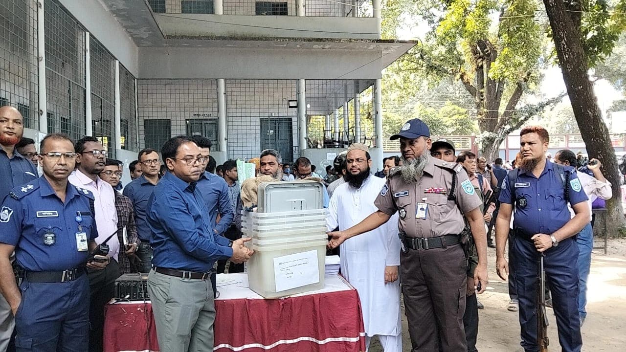 কালই ভাগ্য নির্ধারণ ৫ লাখ ভোটারের, ১৮৫ কেন্দ্রে পৌঁছে গেল ব্যালট বাক্স