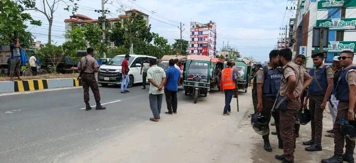 খুলনায় অবৈধ অটোরিকশা নির্মূলে কেসিসির অভিযান, সহযোগিতায় কেএমপি