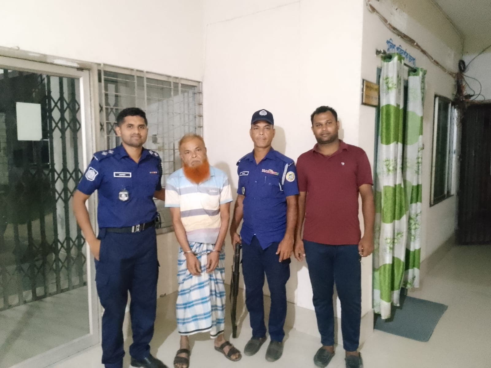 কাঁঠালিয়ায় ৪০ গ্রাম গাঁজা ও ৫ পিস ইয়াবাসহ বৃদ্ধ গ্রেপ্তার