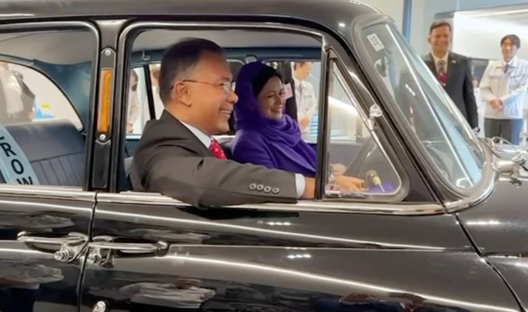 স্ত্রী জুবাইদাকে পাশে বসিয়ে টয়োটার ঐতিহাসিক প্রথম গাড়িতে প্রধানমন্ত্রী তারেক