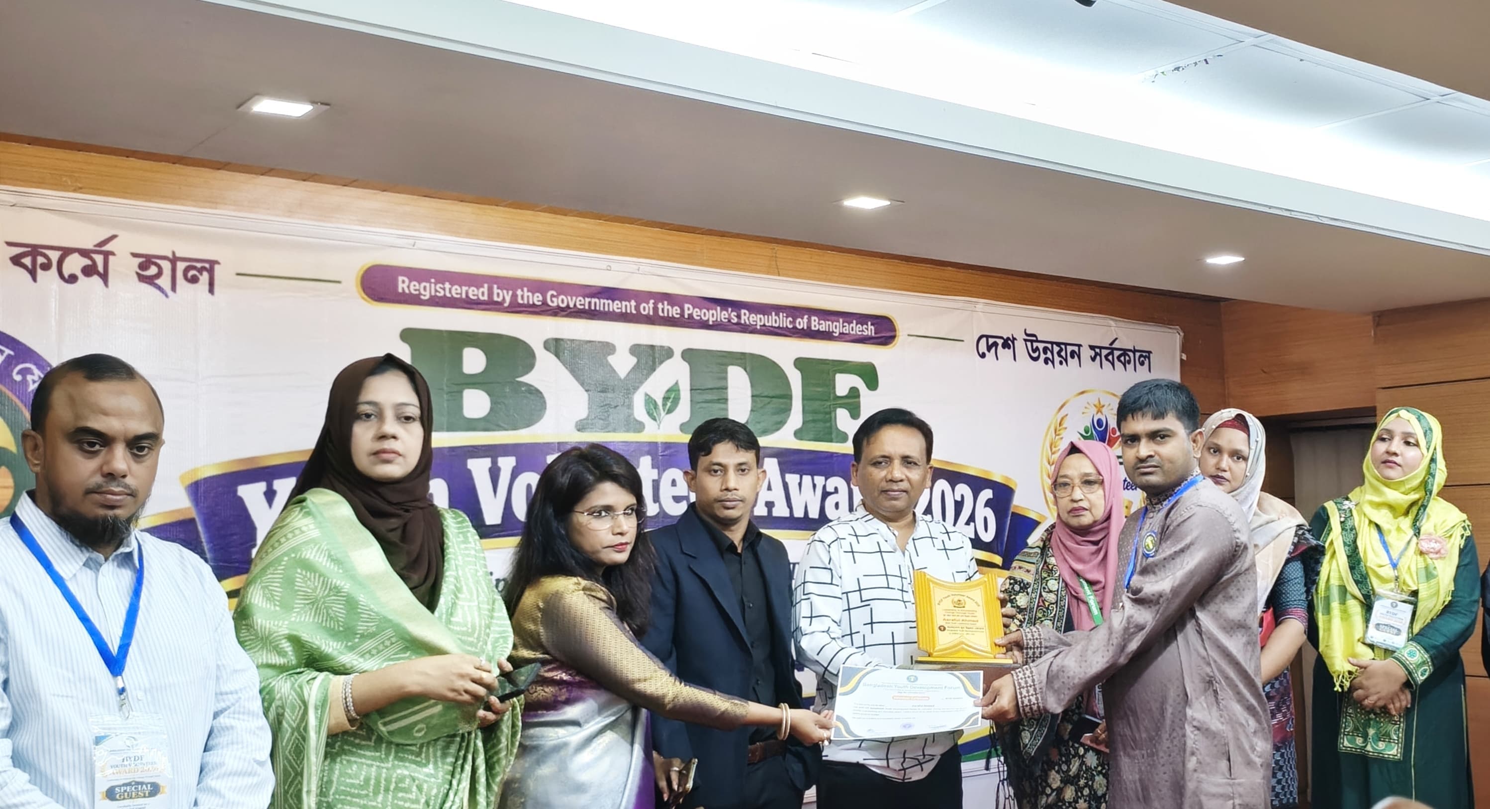 শিক্ষক, সাংবাদিক, স্বেচ্ছাসেবক ও সংগঠক আশরাফুল আহমদ পেলেন শ্রেষ্ঠ যুব নেতৃত্ব পুরস্কার