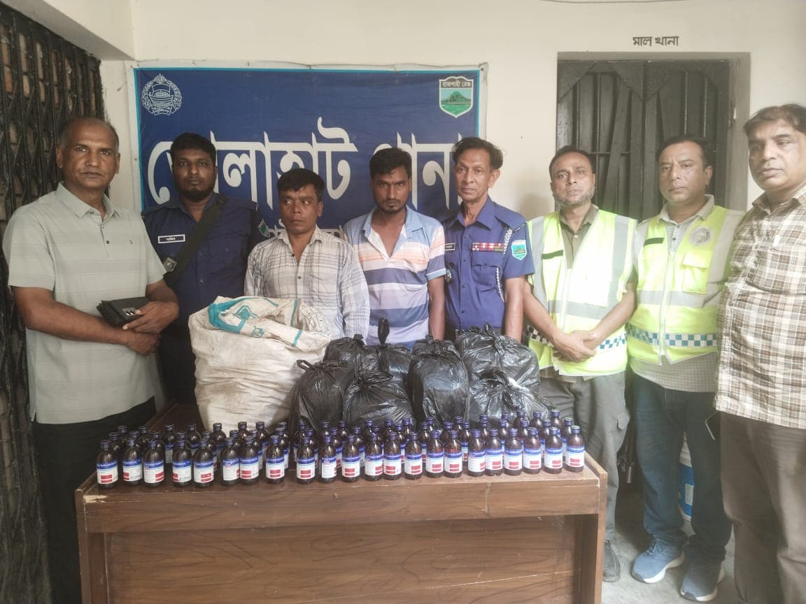 ভোলাহাটে ৪০০ বোতল স্কাফ সিরাপসহ দুই মাদক ব্যবসায়ী আটক
