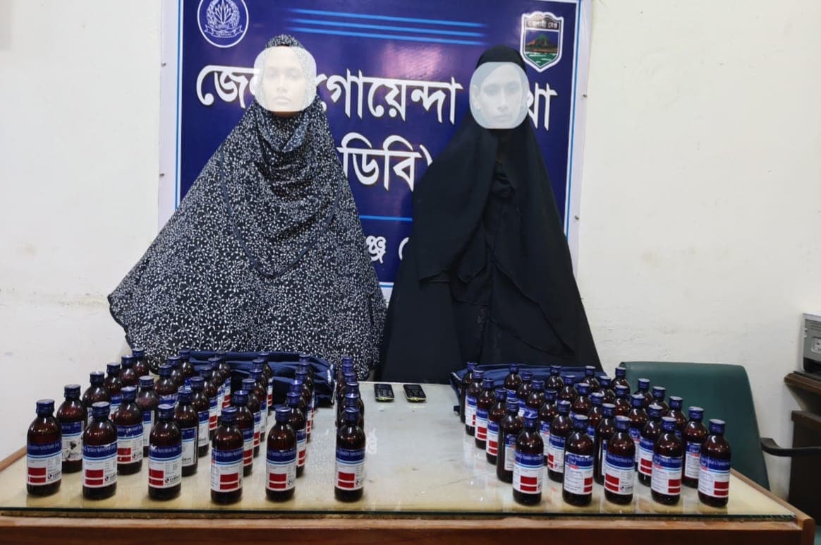চাঁপাইনবাবগঞ্জে ডিবির অভিযানে ৬০ বোতল এস্কাফ সিরাপসহ দুই নারী গ্রেপ্তার