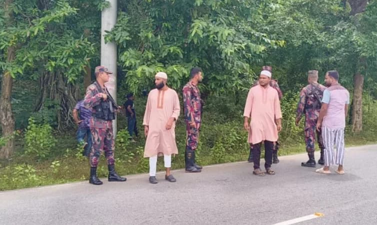 টেকনাফে যাত্রীবাহী বাসে সশস্ত্র ডাকাতি ও গুলিবর্ষণ, ছুরিকাঘাতে আহত যুবক