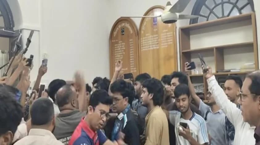 সমকামিতার অভিযোগ কেন্দ্র করে ঢাবিতে ছাত্রদল-শিবিরের সংঘাত, রণক্ষেত্রে পরিণত শহীদুল্লাহ হল