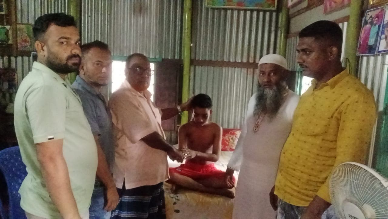 অসুস্থ প্রিয়ন্ত সাহার পাশে দাঁড়ালেন চেয়ারম্যান রবিউল আওয়াল রবি, দিলেন আর্থিক সহযোগিতা।