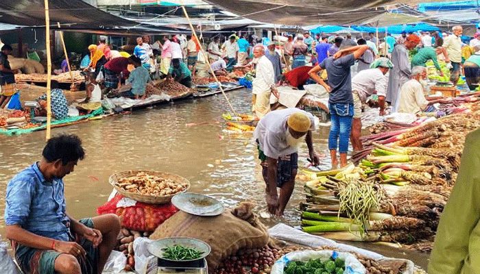 ঐতিহ্য এখন কাদার ভাগাড়! সলঙ্গা হাটে দুর্ভোগের চরম সীমায় সাধারণ মানুষ ও ব্যবসায়ী