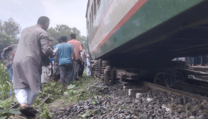 সিরাজগঞ্জে লাইনচ্যুত সিল্কসিটি এক্সপ্রেস: বন্ধ ঢাকার সঙ্গে উত্তরবঙ্গের সব ট্রেন যোগাযোগ