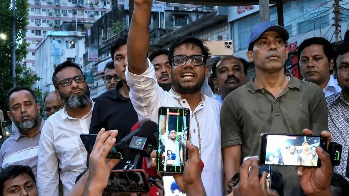 ঢাকা কলেজে ছাত্রদল-শিবির সংঘর্ষে উত্তেজনা, ছাত্রদলের ভূমিকার ভূয়সী প্রশংসা যুবদলের রবিউল ইসলাম নয়নের