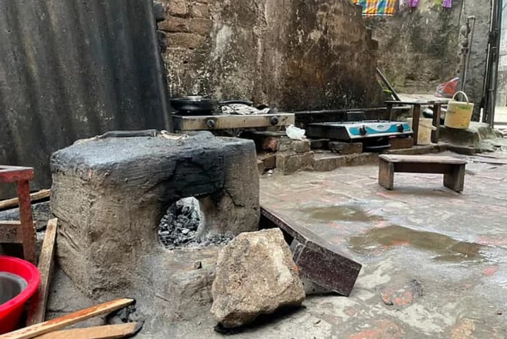 ‘ডিমটা পর্যন্ত ভাজা যায় না, চিড়া–কলা খায়া থাকতে হয়’