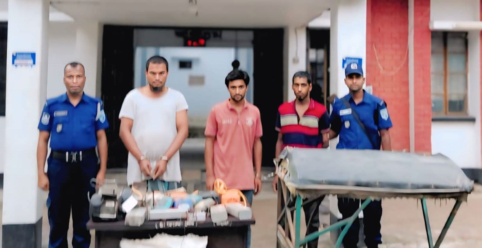 ঠাকুরগাঁওয়ে ইজিবাইক চোর চক্রের ৩ সদস্য গ্রেপ্তার, বিপুল পরিমাণ যন্ত্রাংশ উদ্ধার