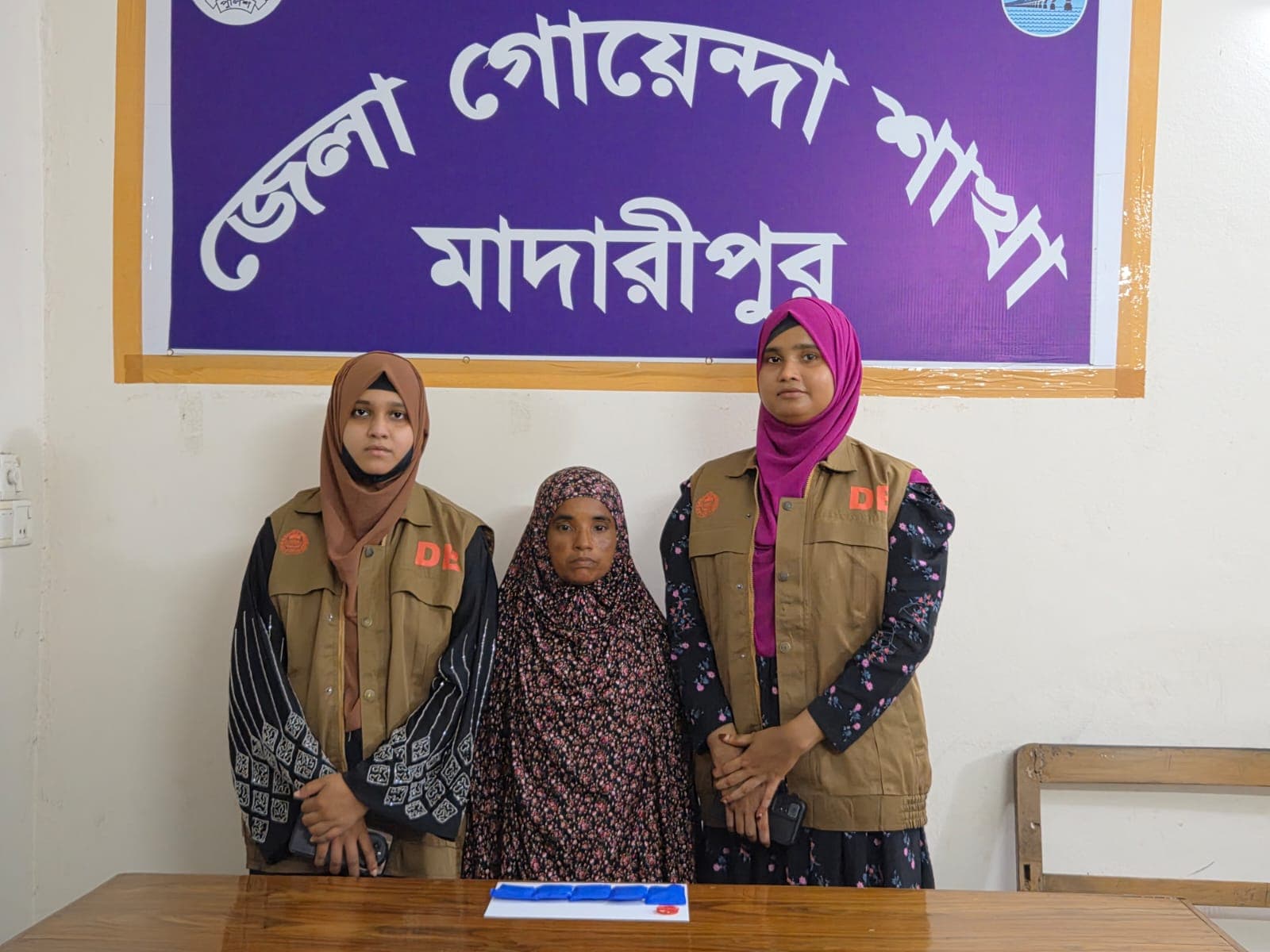 মাদারীপুরে মাদকের বিরুদ্ধে সাড়াঁশি অভিযানে সদর মডেল থানা এলাকা হতে ১০০০ (এক হাজার) পিস ইয়াবা ট্যাবলেট উদ্ধার