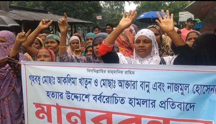 আসামি গ্রেপ্তারের দাবিতে পার্বতীপুরে মহাসড়ক অবরোধ, ঘণ্টাব্যাপী মানববন্ধন