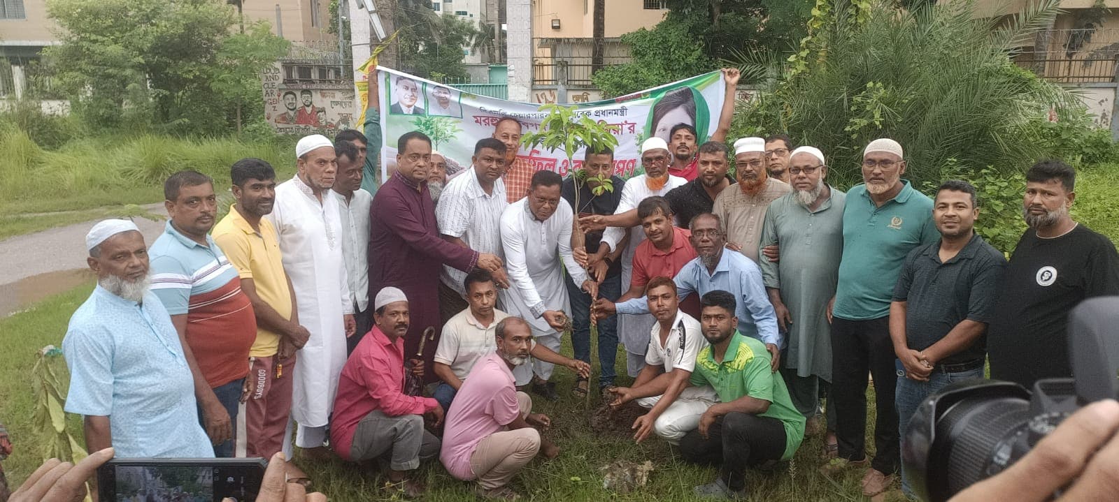 খুলনায় ১৭ নম্বর ওয়ার্ড বিএনপি ও অঙ্গ সংগঠনের বৃক্ষরোপণ কর্মসূচি