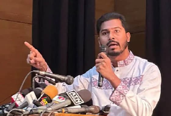 ‘বিদেশিদের প্রেসক্রিপশনে’ উপদেষ্টা পরিষদ গঠন, ছাত্রনেতাদের চরম সমালোচনা নুরুল হক নুরের
