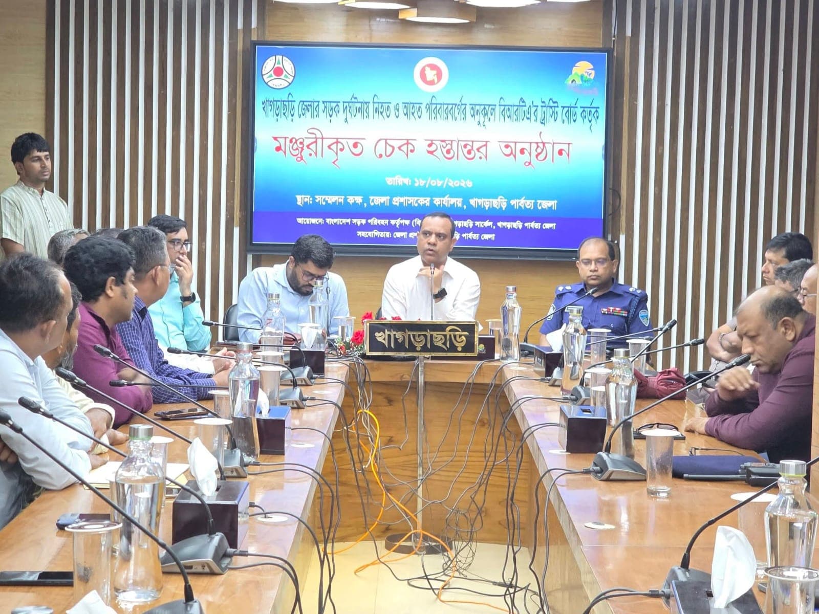 সড়ক দুর্ঘটনায় ক্ষতিগ্রস্ত ২০ পরিবার পেল ৬৮ লাখ টাকার সরকারি সহায়তা