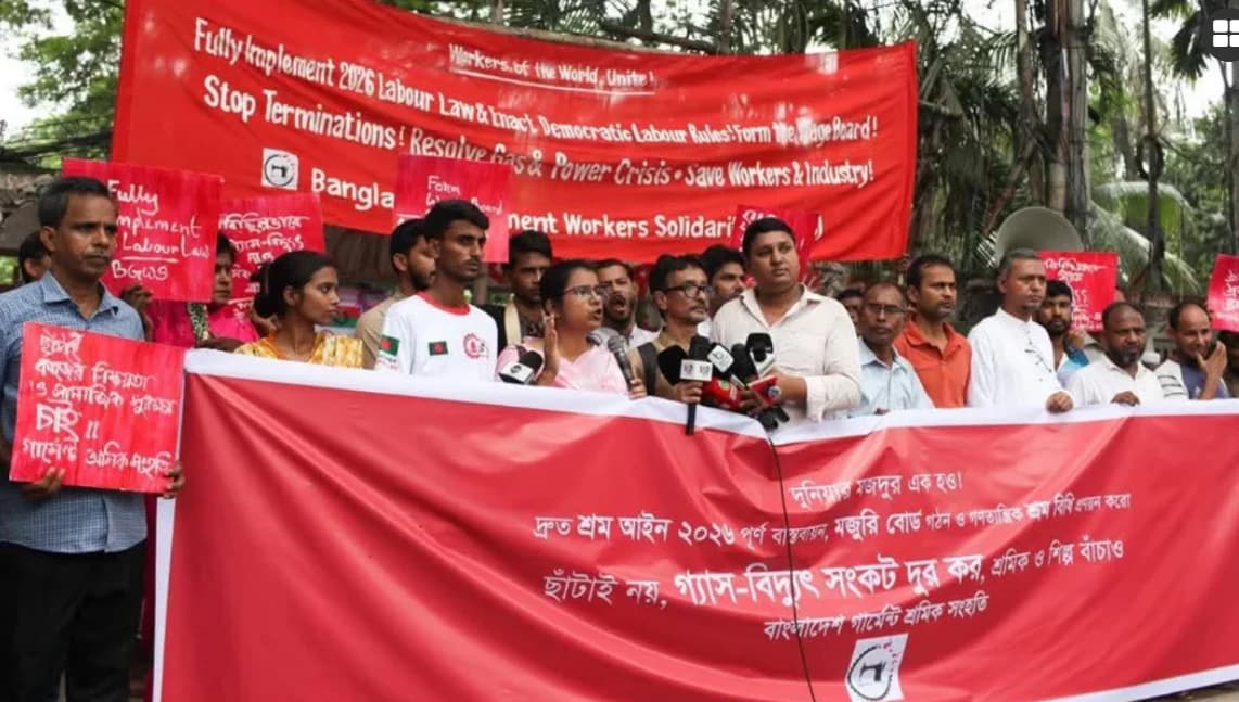 ৪০ লাখ শ্রমিকের জীবন সংকটে! ছাঁটাই বন্ধ ও জ্বালানি নিশ্চয়তার দাবিতে রাজপথে পোশাক শ্রমিকরা