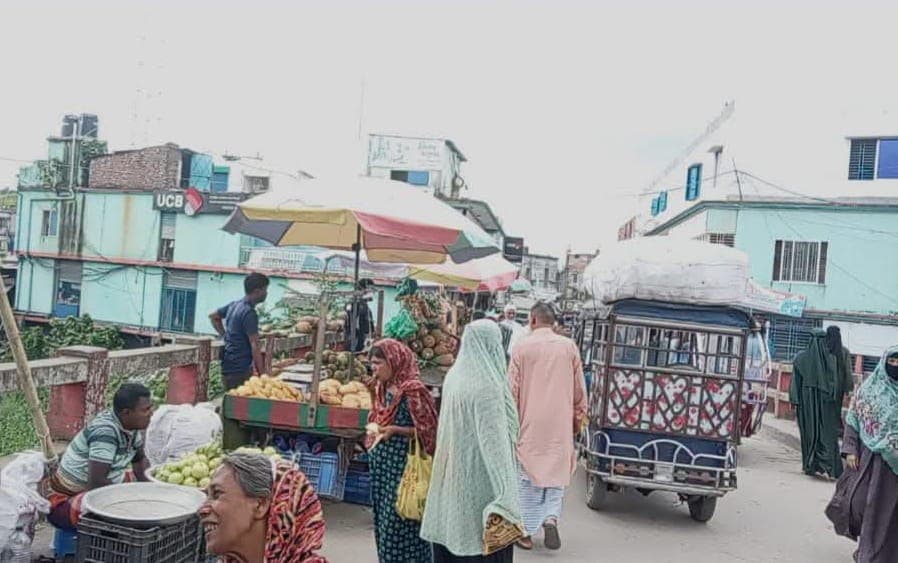 সড়ক ও ব্রিজ দখল করে অবৈধ দোকানপাট: চরম ভোগান্তিতে এলাকাবাসী