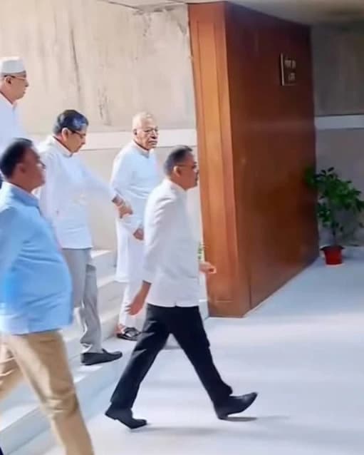 একাত্তরের বীর যোদ্ধা ও চারবারের এমপি আজ করিডোরে অসহায়, রাজনীতির নির্মম বাস্তবতায় থেমে গেলেন শাহে আলম