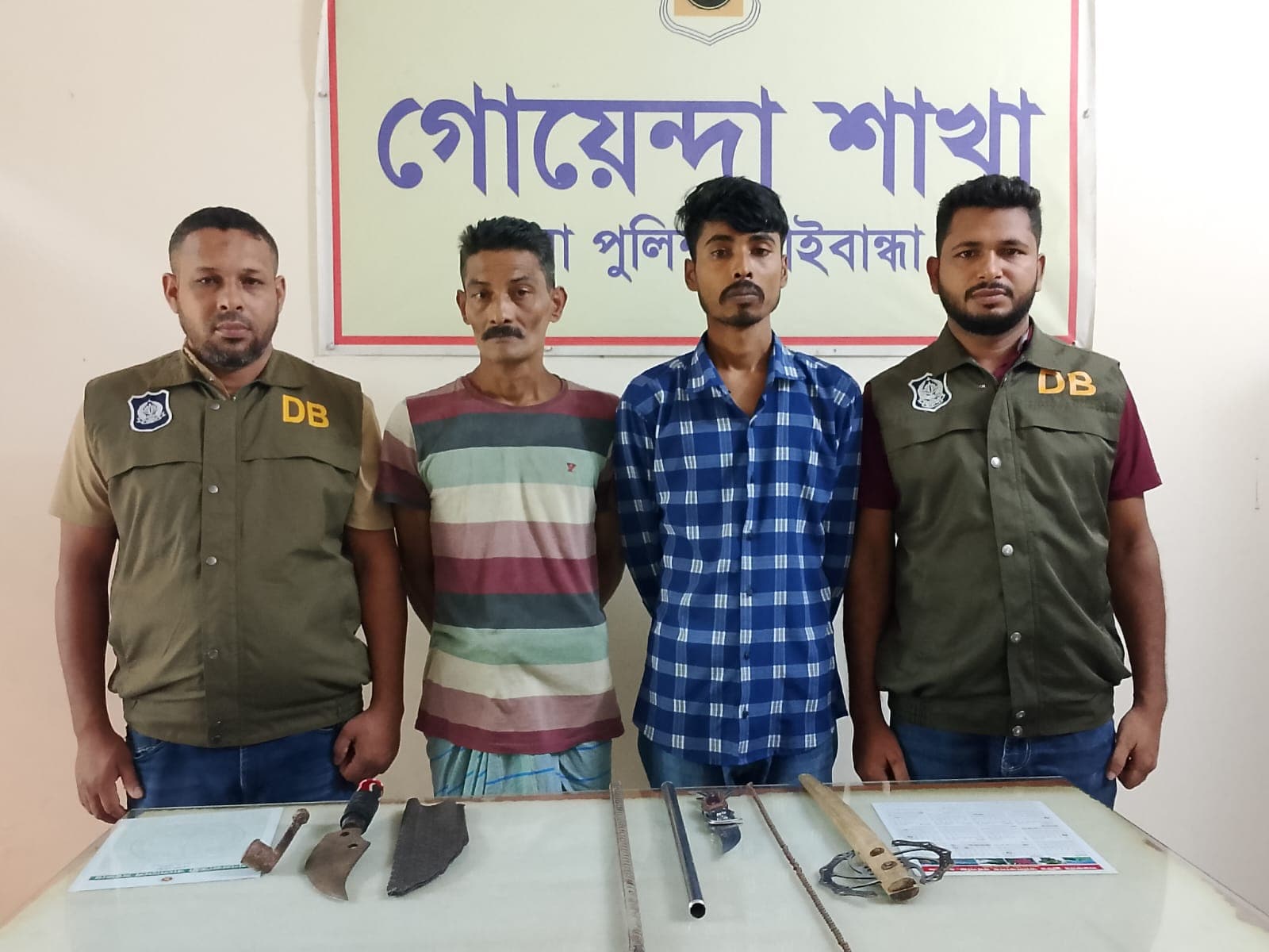 দেশীয় অস্ত্রসহ গাইবান্ধায় গ্রেপ্তার ২, ডিবি পুলিশের বিশেষ অভিযানে ধরা পড়ল অপরাধীরা