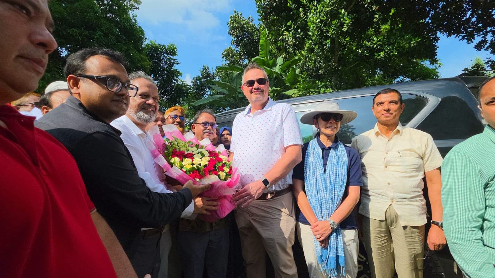 ঠাকুরগাঁওয়ে সমতলের চা বাগান দেখে মুগ্ধ মার্কিন রাষ্ট্রদূত