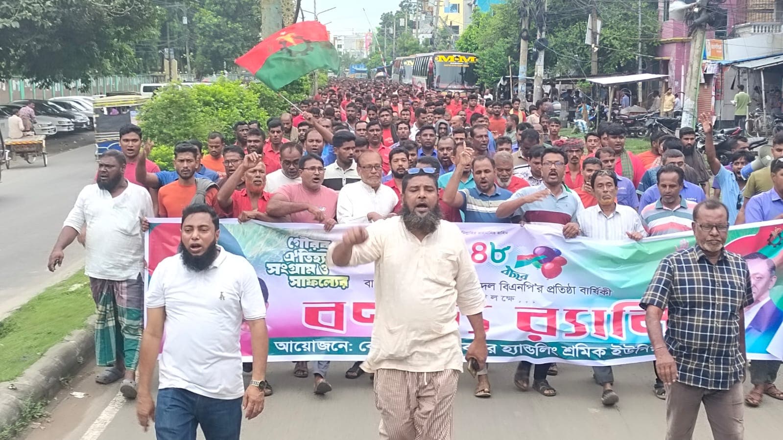 বিএনপির ৪৮তম প্রতিষ্ঠাবার্ষিকীতে বেনাপোলে হ্যান্ডেলিং শ্রমিক ইউনিয়ন ৯২৫-এর বিশাল বর্ণাঢ্য র্যালি