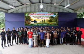 দস্যুমুক্ত হচ্ছে সুন্দরবন: র্যাবের অভিযানে ৪টি বাহিনীর ৫২ সদস্যের আত্মসমর্পণ