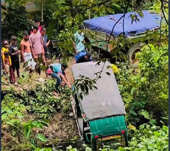 নবীনগরে বেহাল সড়কে অটোরিকশা উল্টে চরম দুর্ভোগ