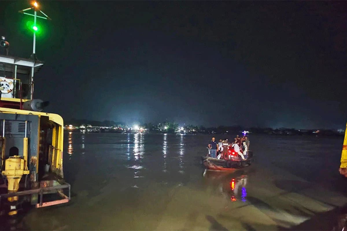 মৃত্যুর মুখে ৩০ যাত্রী! মাঝনদীতে ফেরির ধাক্কায় ট্রলারডুবির রোমহর্ষক উদ্ধার