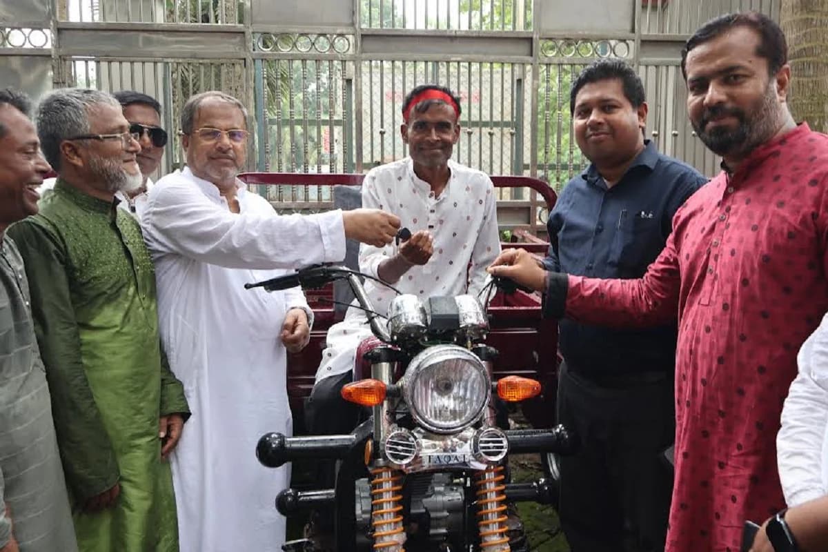 নাটোরের সিংড়ায় ১৫টি অটোরিকশা ও ৮টি ভুট্টা ভাঙানোর মেশিন বিতরণ করলেন সংসদ সদস্য