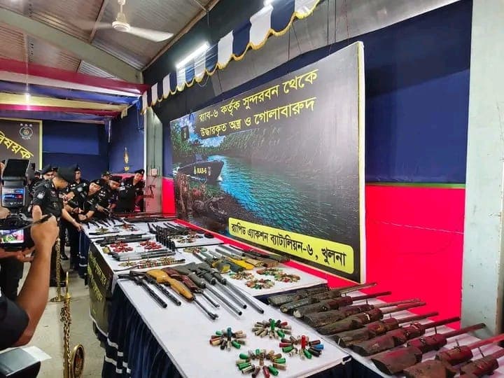 দস্যুমুক্ত সুন্দরবনের পথে আরও এক ধাপ, অস্ত্রসহ ৫৯ জলদস্যুর আত্মসমর্পণ