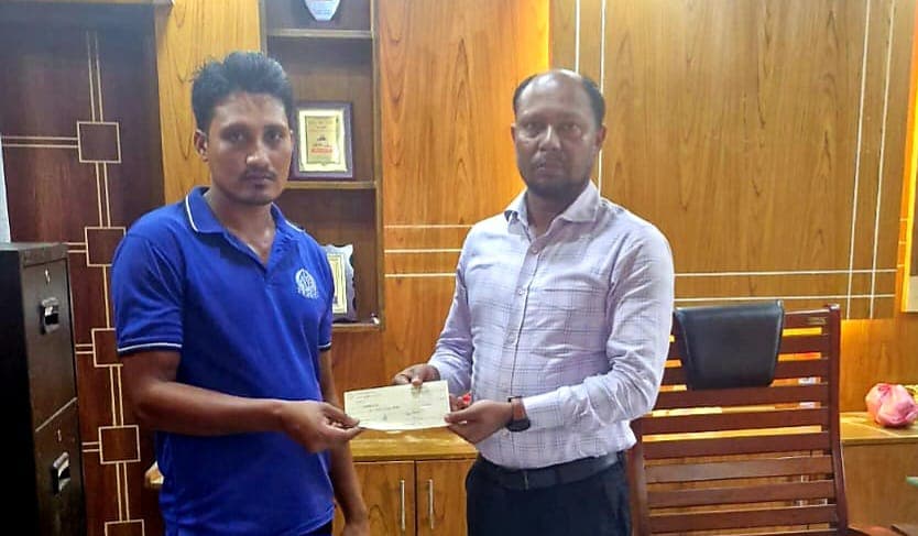 বজ্রপাতে কৃষকের মৃত্যু, কাঁঠালিয়া উপজেলা প্রশাসনের তাৎক্ষণিক মানবিক সহায়তা